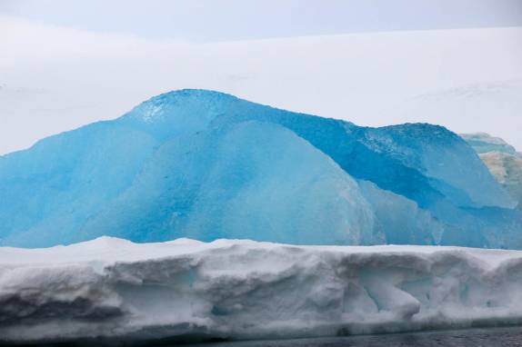 Bloco de gelo azul em Kinnes Cove, na Antártida (foto de Alison Metherell)